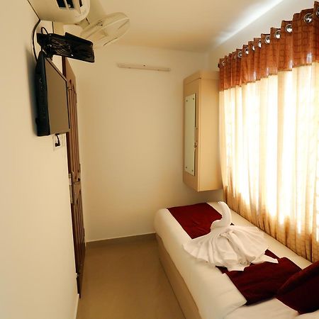 Hotel Swarna Residency Kochi Exterior foto
