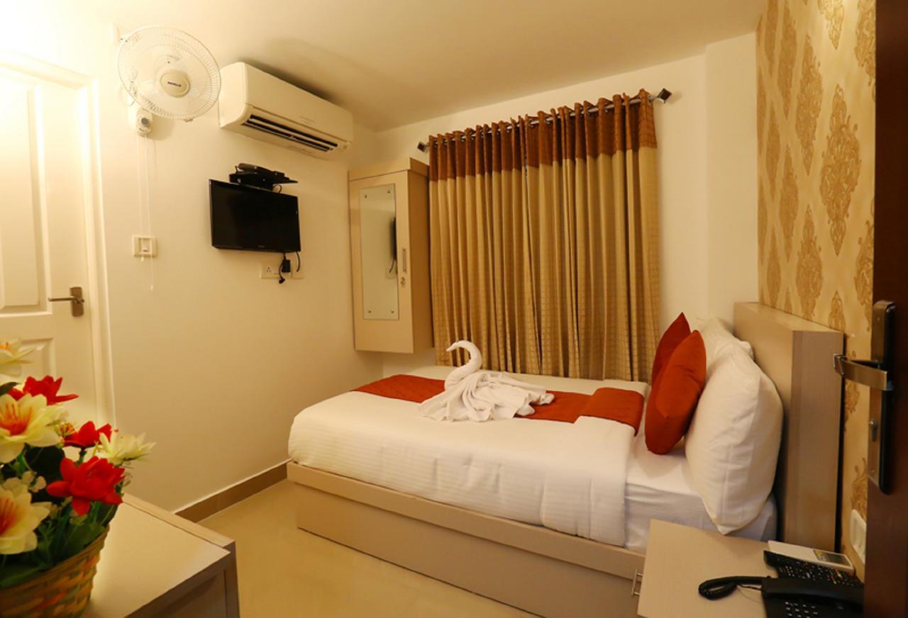 Hotel Swarna Residency Kochi Exterior foto