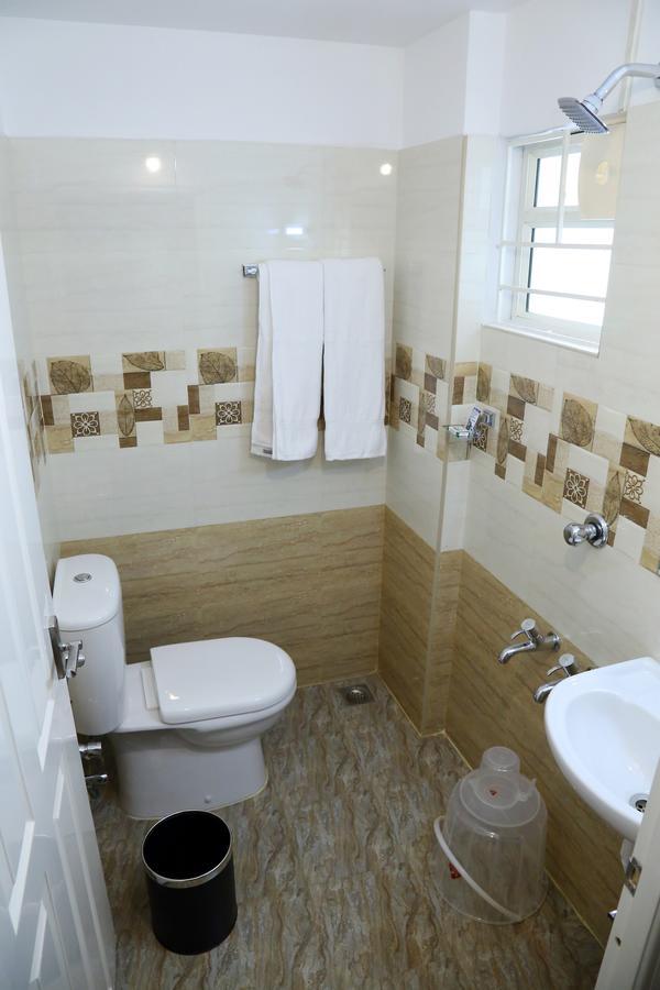 Hotel Swarna Residency Kochi Exterior foto