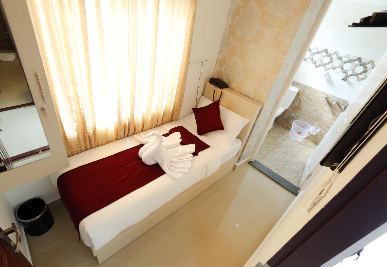 Hotel Swarna Residency Kochi Exterior foto