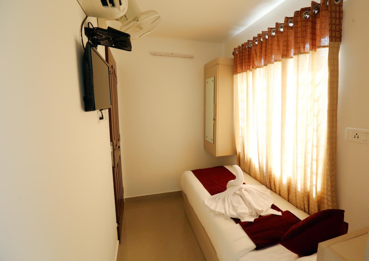 Hotel Swarna Residency Kochi Exterior foto